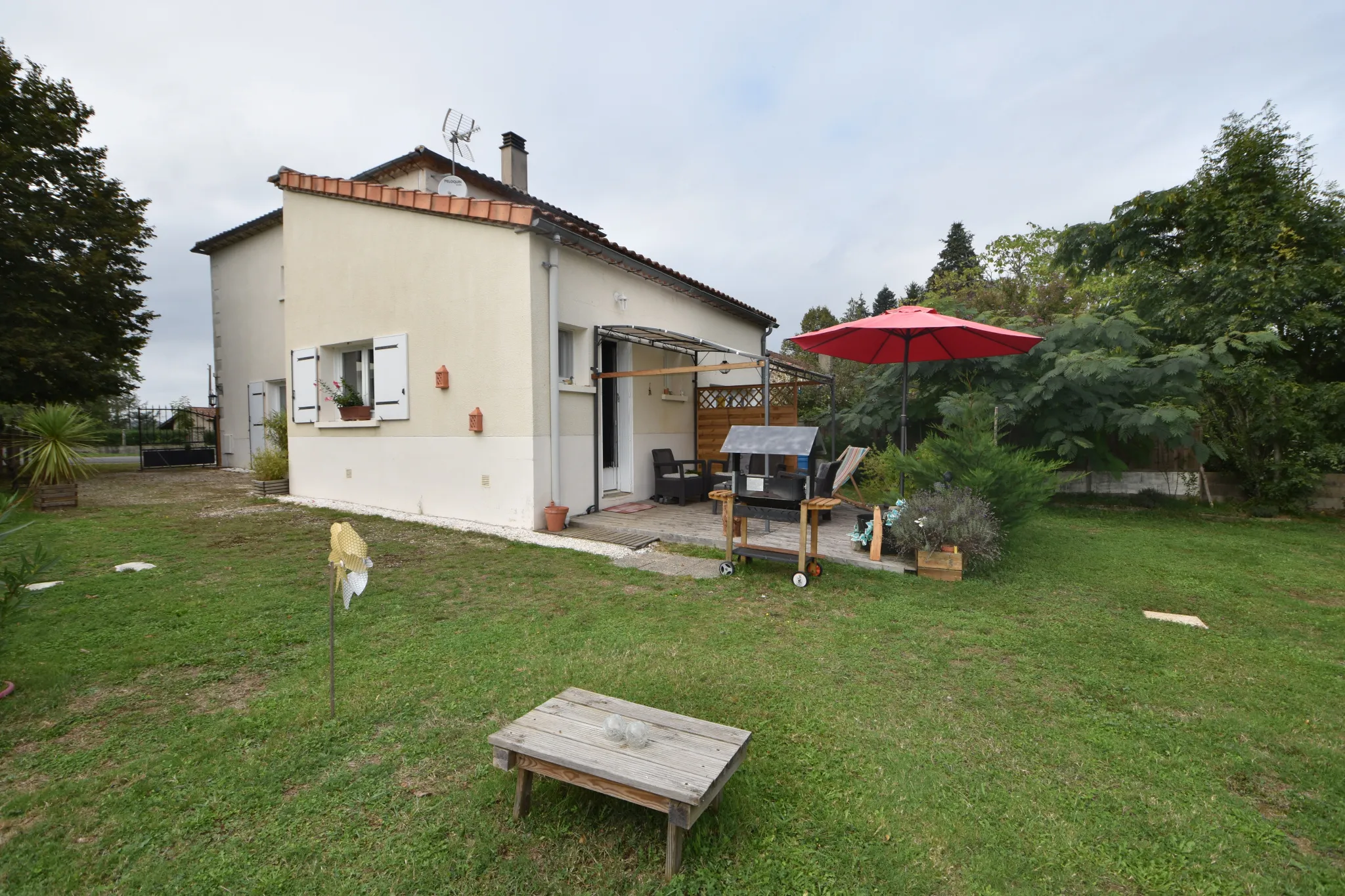 Maison de Village à Rouzède avec Cuisine Equipée et Jardin 