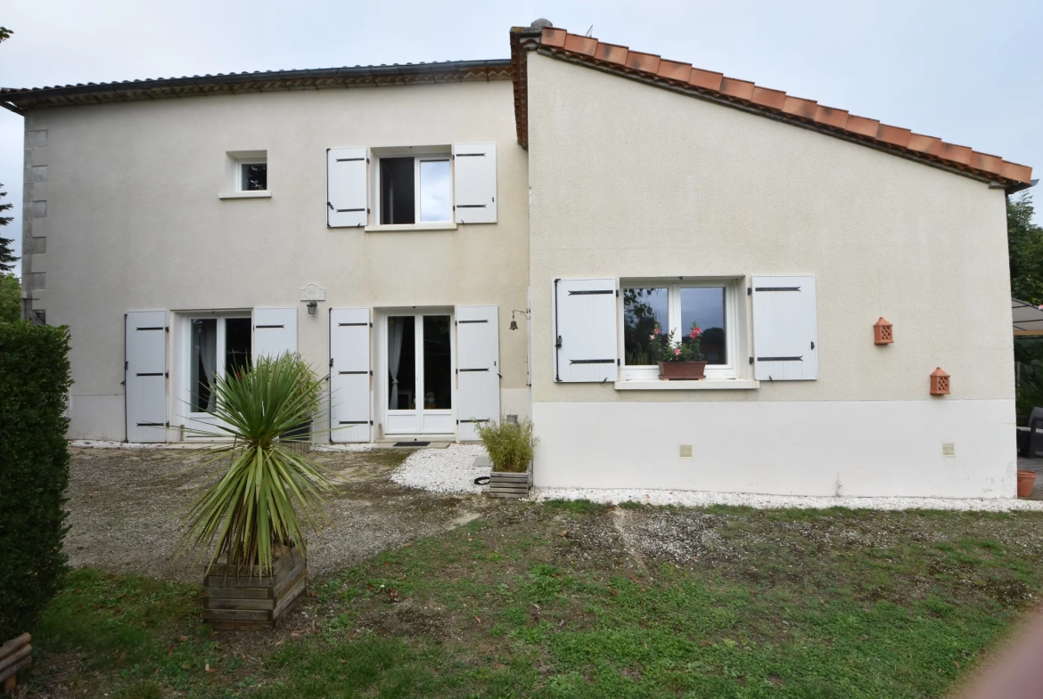 Maison de Village à Rouzède avec Cuisine Equipée et Jardin 