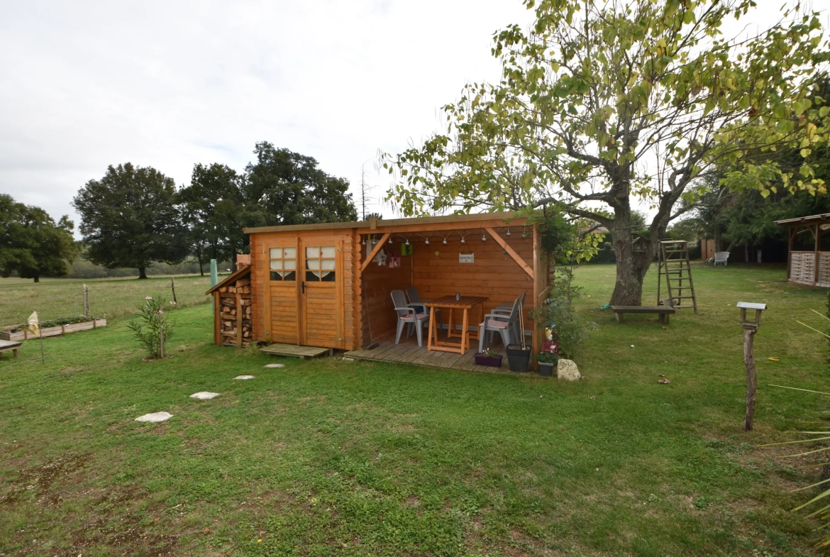 Maison de Village à Rouzède avec Cuisine Equipée et Jardin 