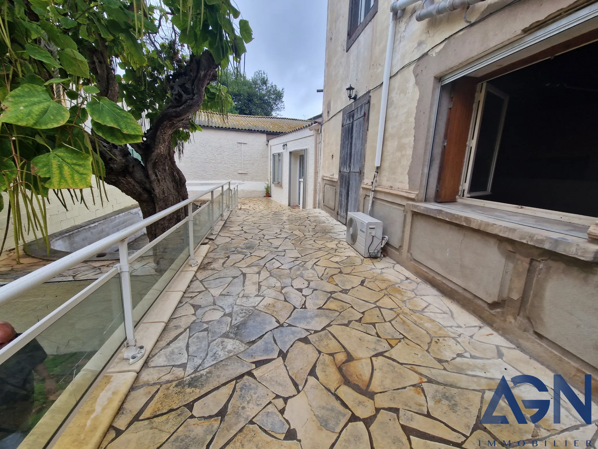 Maison de maître avec 3 appartements, terrasse, jardin et piscine à AGDE 