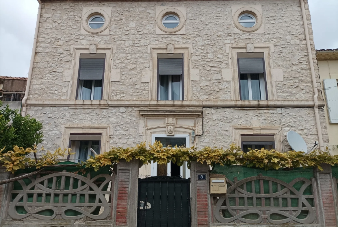 Maison de maître avec jardin et garage à 5 minutes de Narbonne 