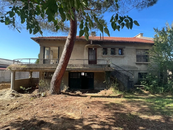 House for Sale in Assieu - 96m2 - Renovation Opportunity