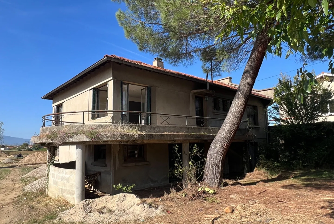 House for Sale in Assieu - 96m2 - Renovation Opportunity 