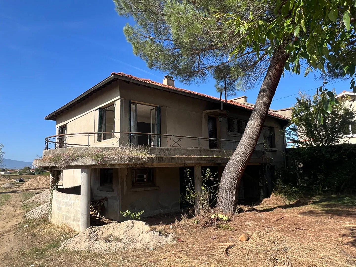 House for Sale in Assieu - 96m2 - Renovation Opportunity 