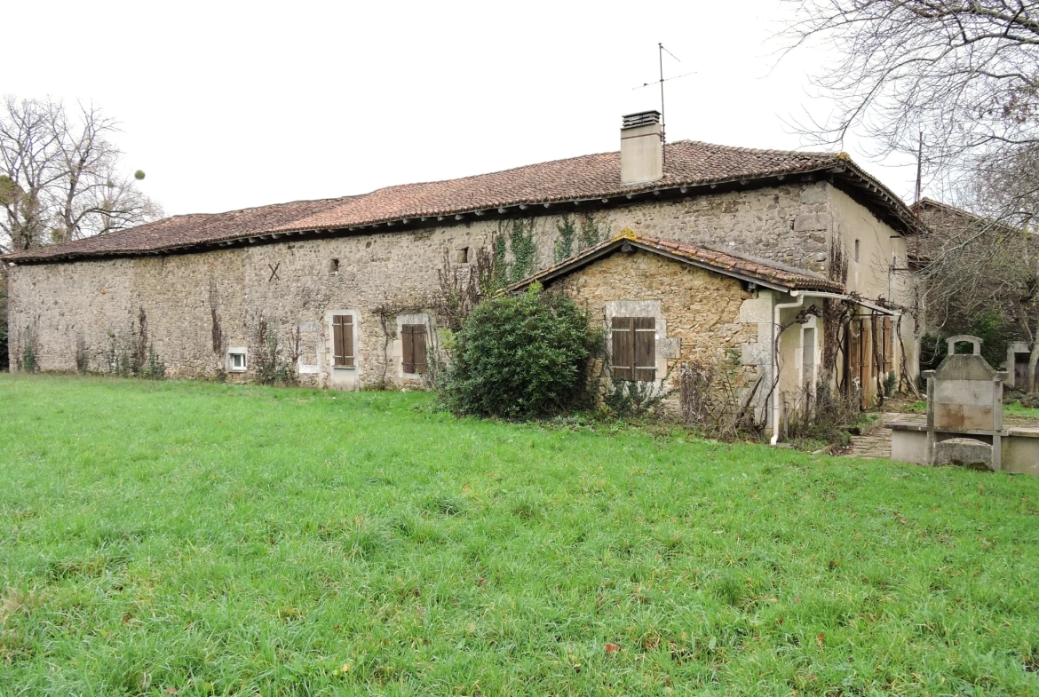 Corps de ferme avec plus d'un hectare à rénover à Ecuras 