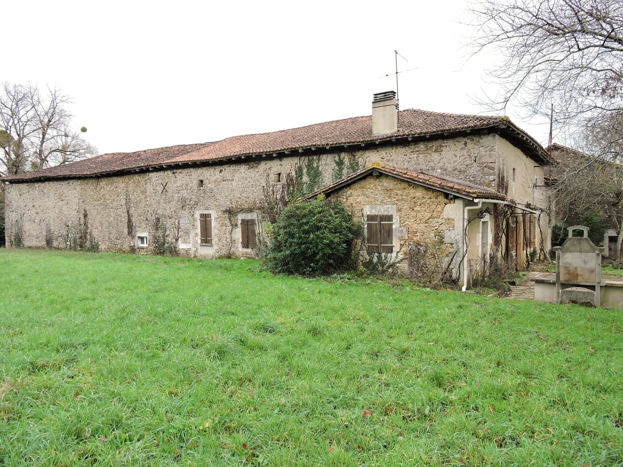 Corps de ferme avec plus d'un hectare à rénover à Ecuras 