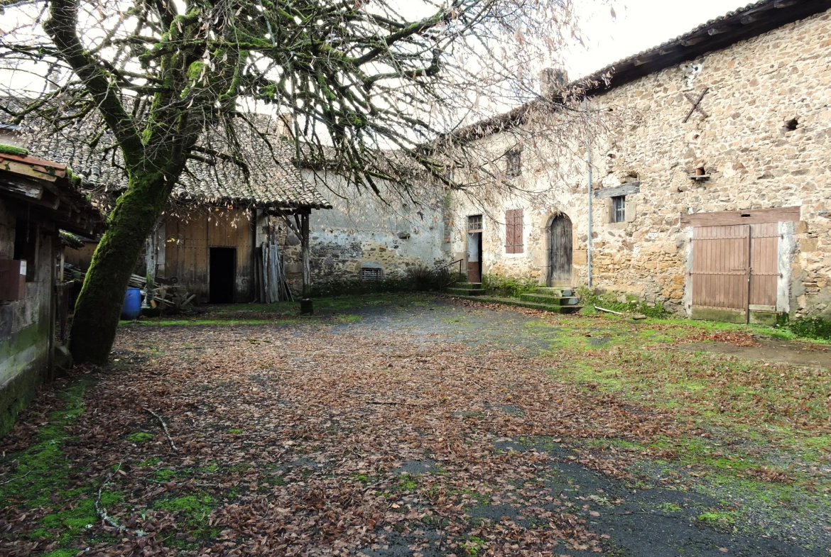 Corps de ferme avec plus d'un hectare à rénover à Ecuras 