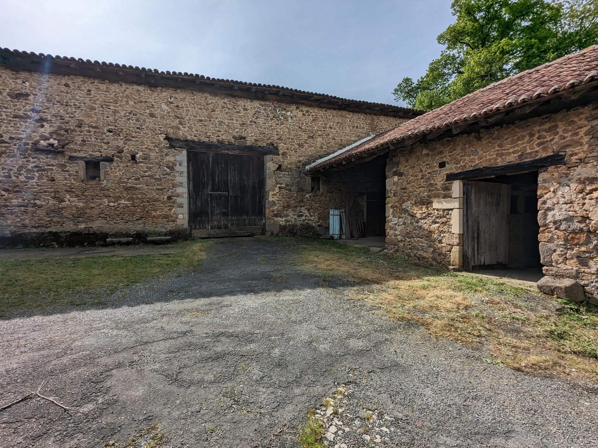 Corps de ferme avec plus d'un hectare à rénover à Ecuras 