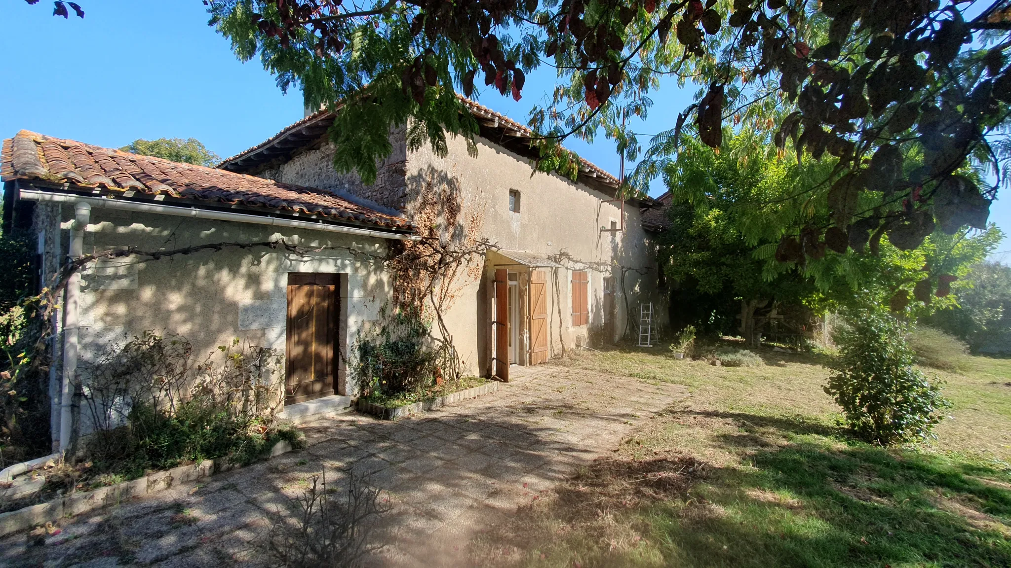 Corps de ferme avec plus d'un hectare à rénover à Ecuras 