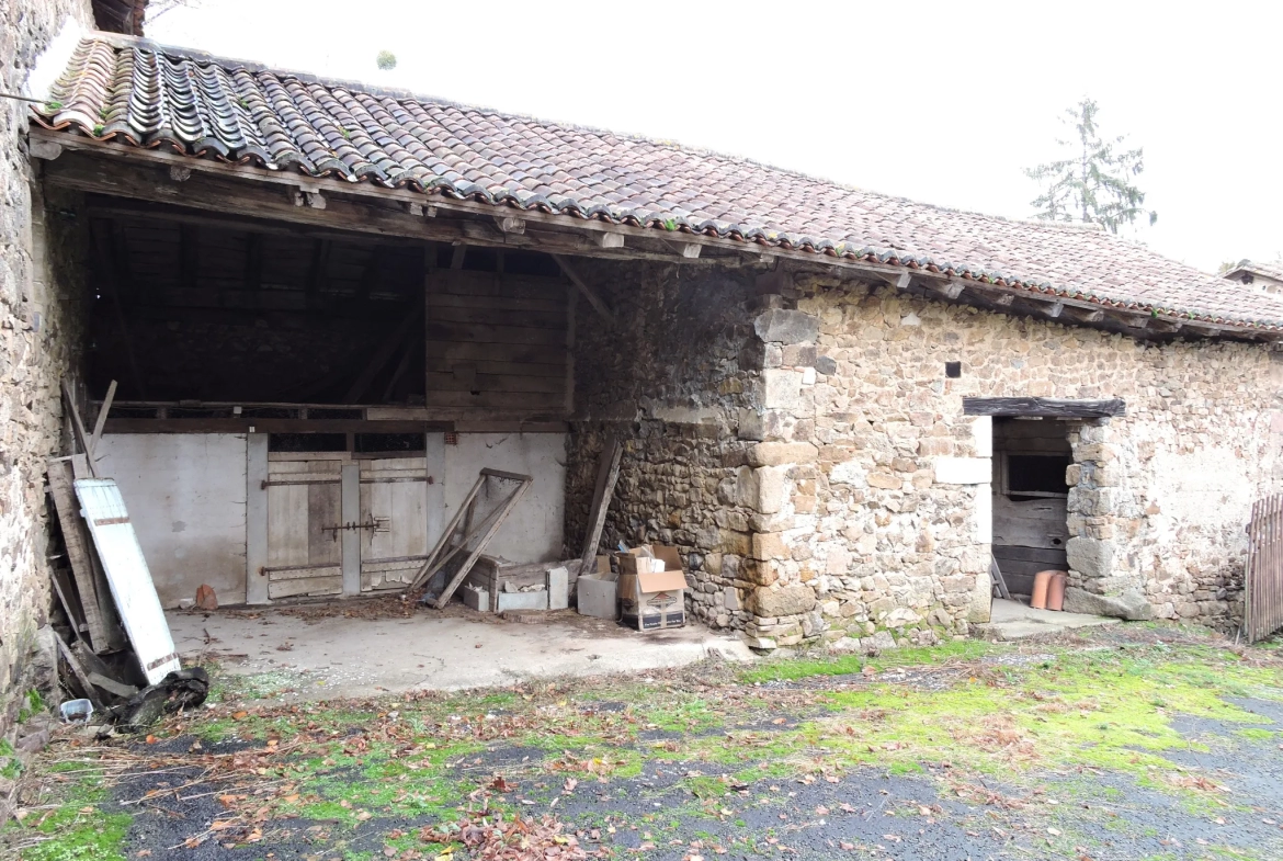 Corps de ferme avec plus d'un hectare à rénover à Ecuras 