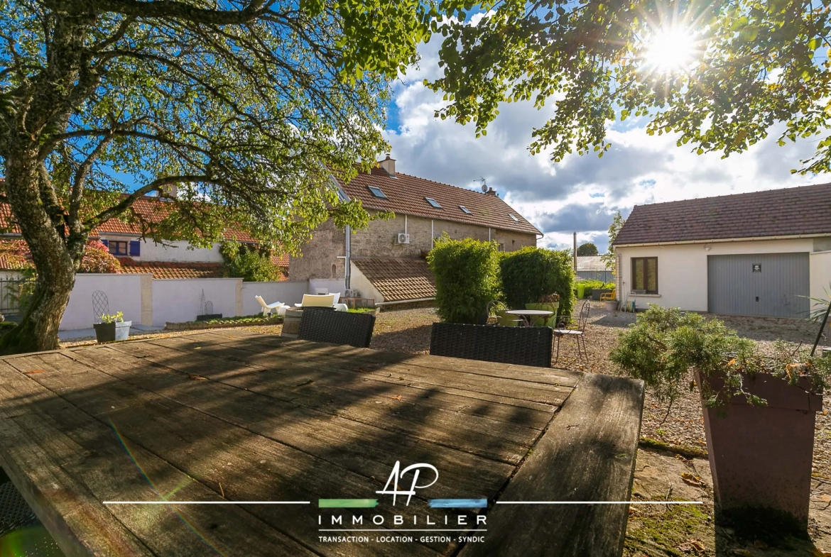 Maison ancienne rénovée à Curtil-Saint-Seine avec jardin et garage 