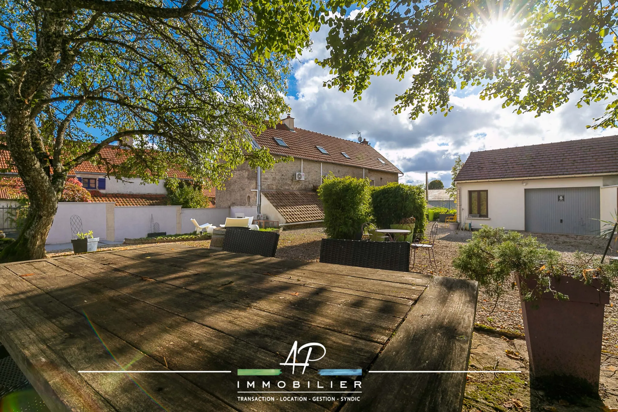 Maison ancienne rénovée à Curtil-Saint-Seine avec jardin et garage 