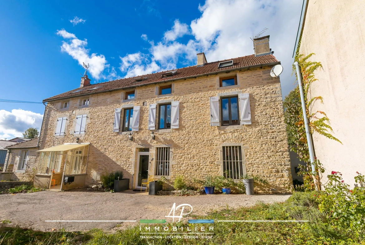 Maison ancienne rénovée à Curtil-Saint-Seine avec jardin et garage 