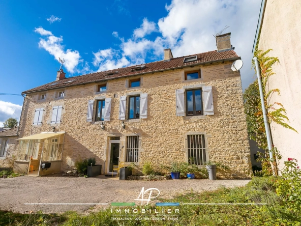 Maison ancienne rénovée à Curtil-Saint-Seine avec jardin et garage