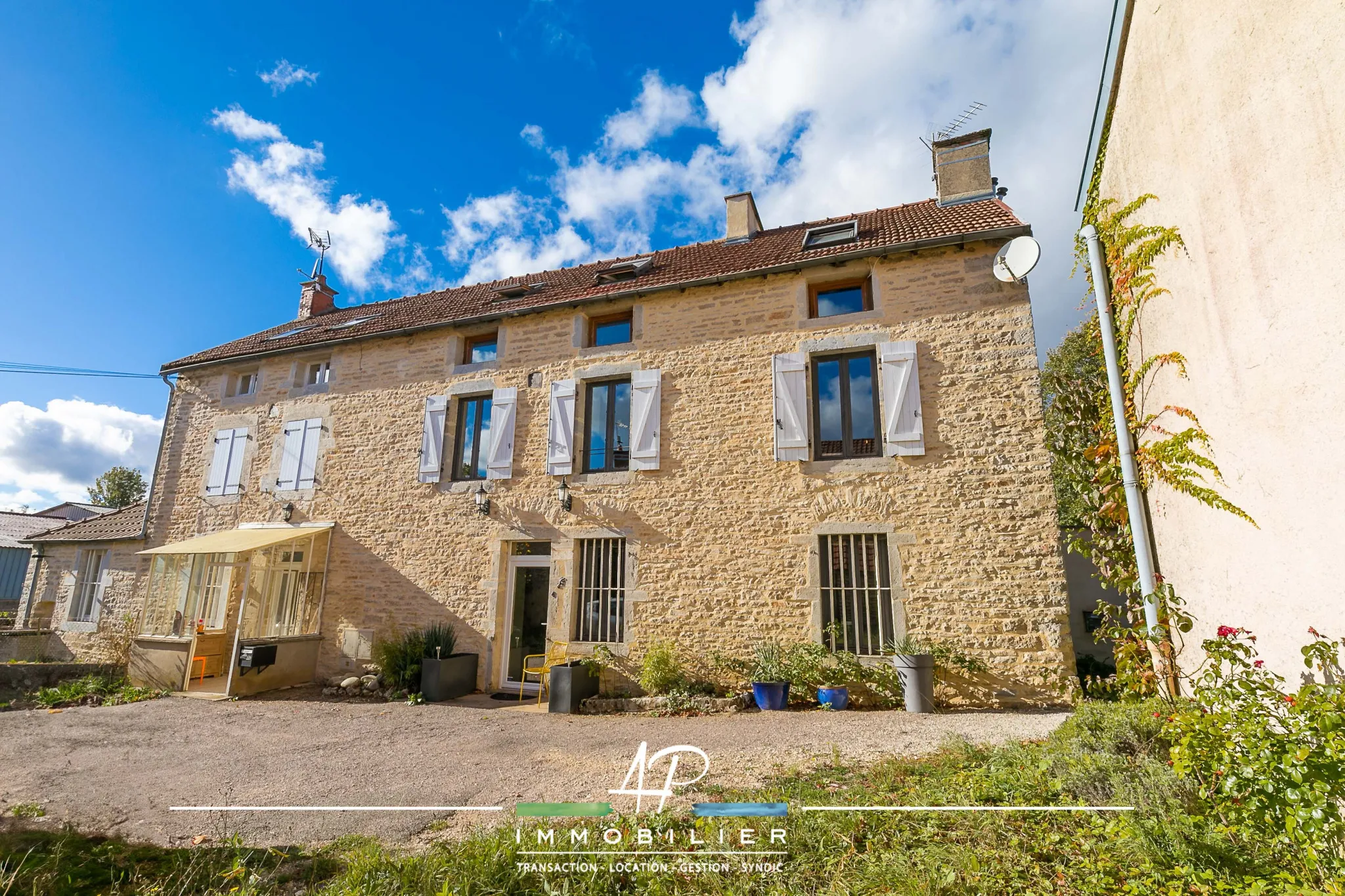 Maison ancienne rénovée à Curtil-Saint-Seine avec jardin et garage 