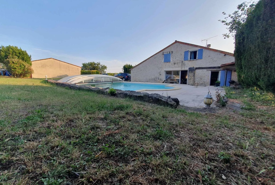 Maison en pierre avec piscine et garage à Garat 