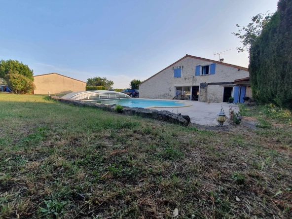 Maison en pierre avec piscine et garage à Garat