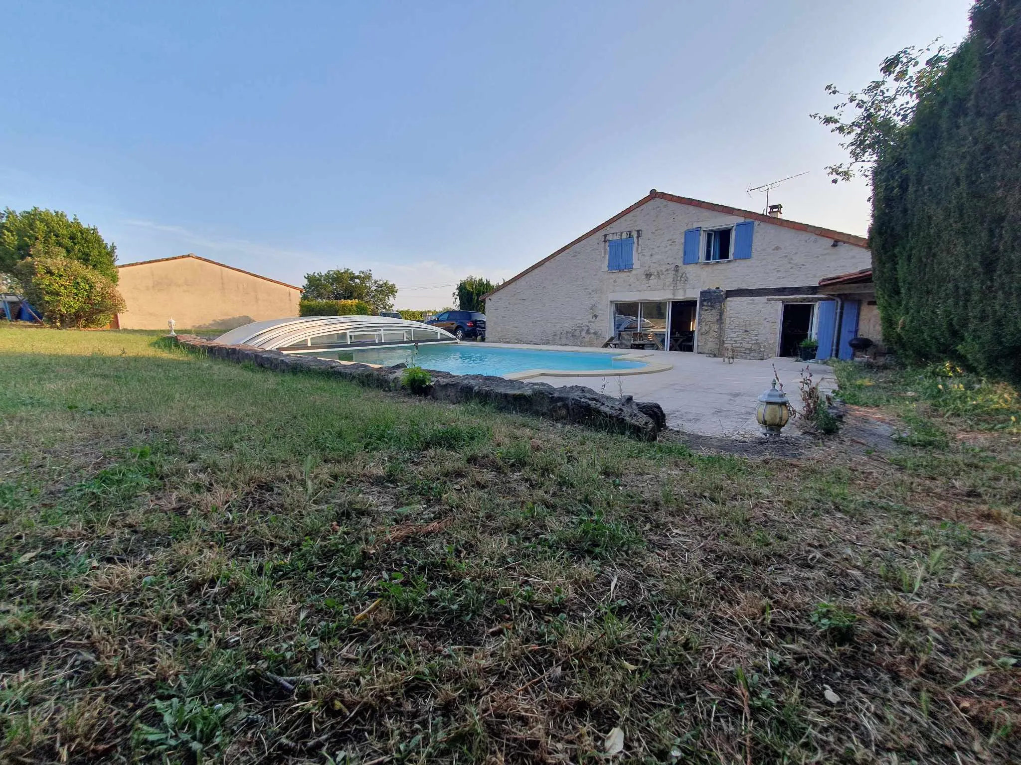 Maison en pierre avec piscine et garage à Garat 