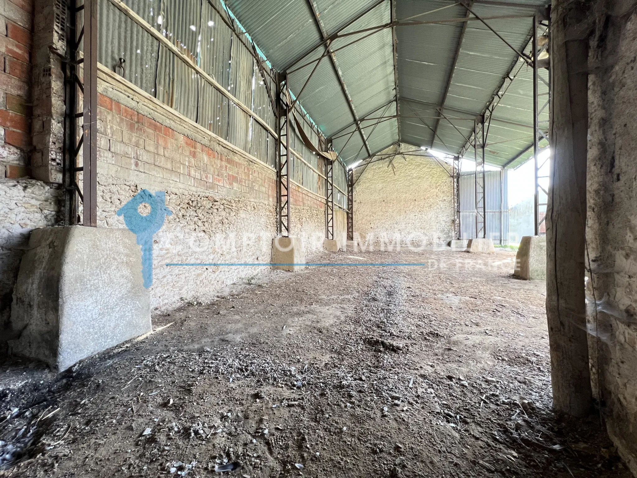 Propriété avec terrain et bâtiments à rénover à Aunay sous Auneau 