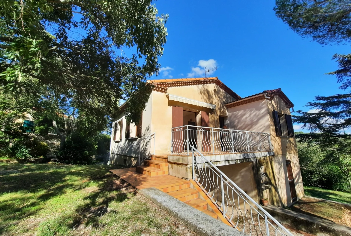 Maison à vendre NIMES colline, sur environ 1000 m2 de jardin 