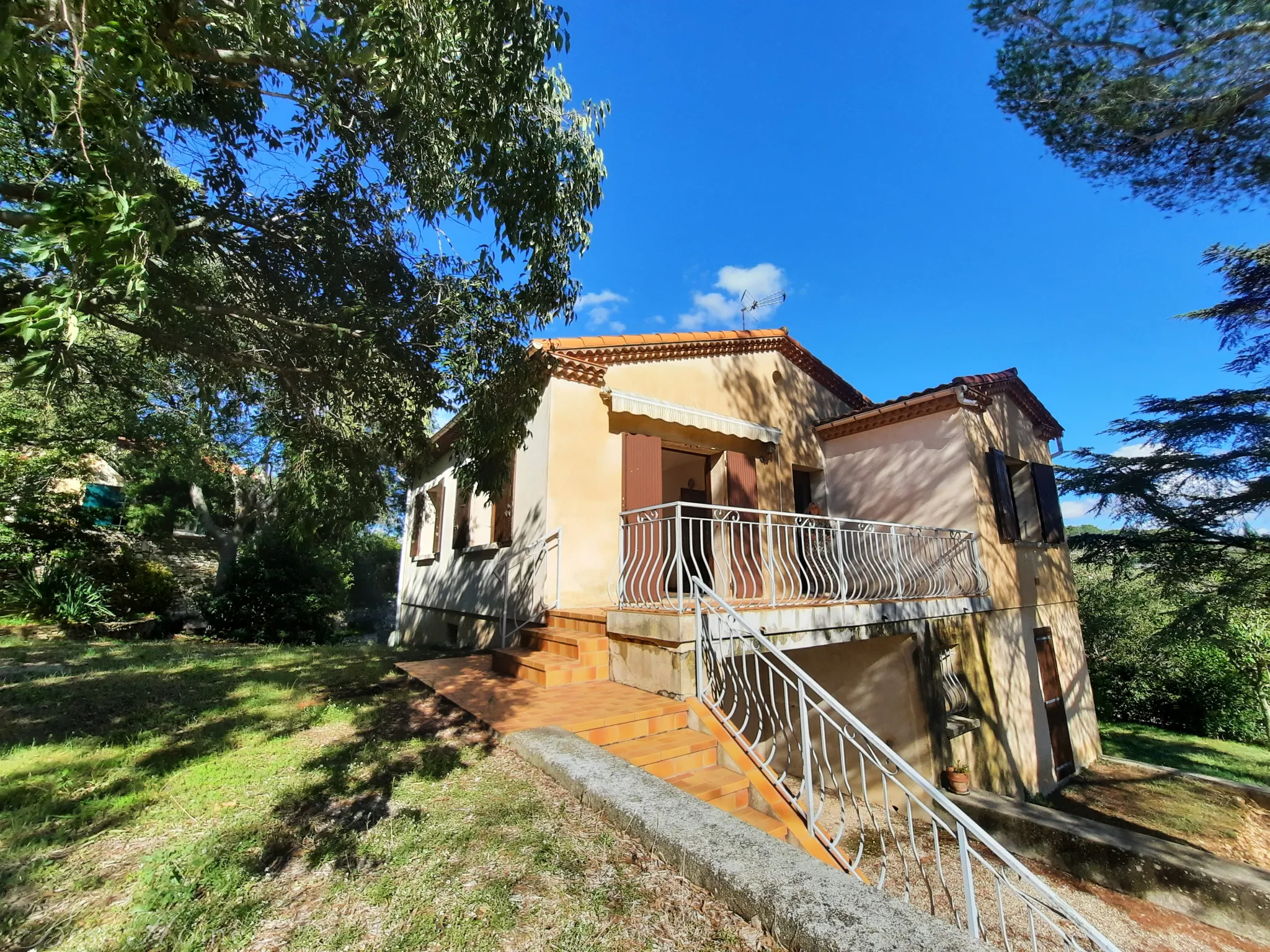 Maison à vendre NIMES colline, sur environ 1000 m2 de jardin 