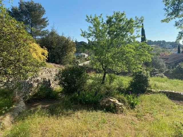 Maison à vendre NIMES colline, sur environ 1000 m2 de jardin 