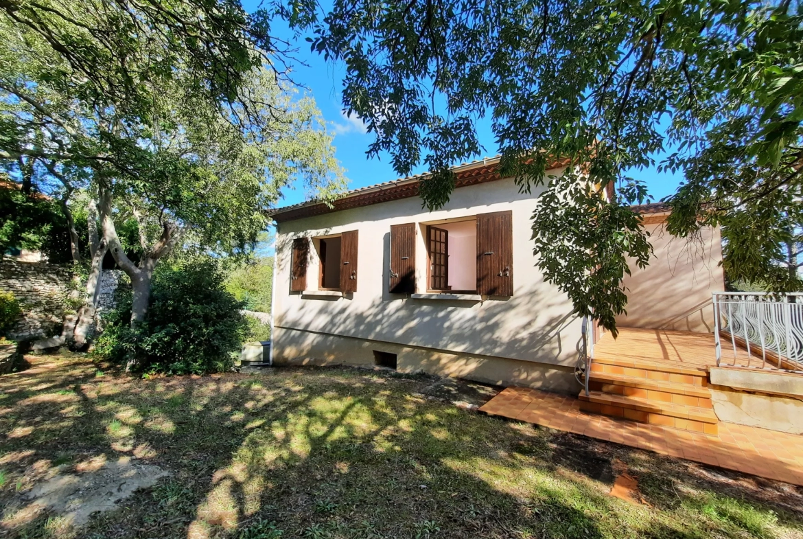 Maison à vendre NIMES colline, sur environ 1000 m2 de jardin 