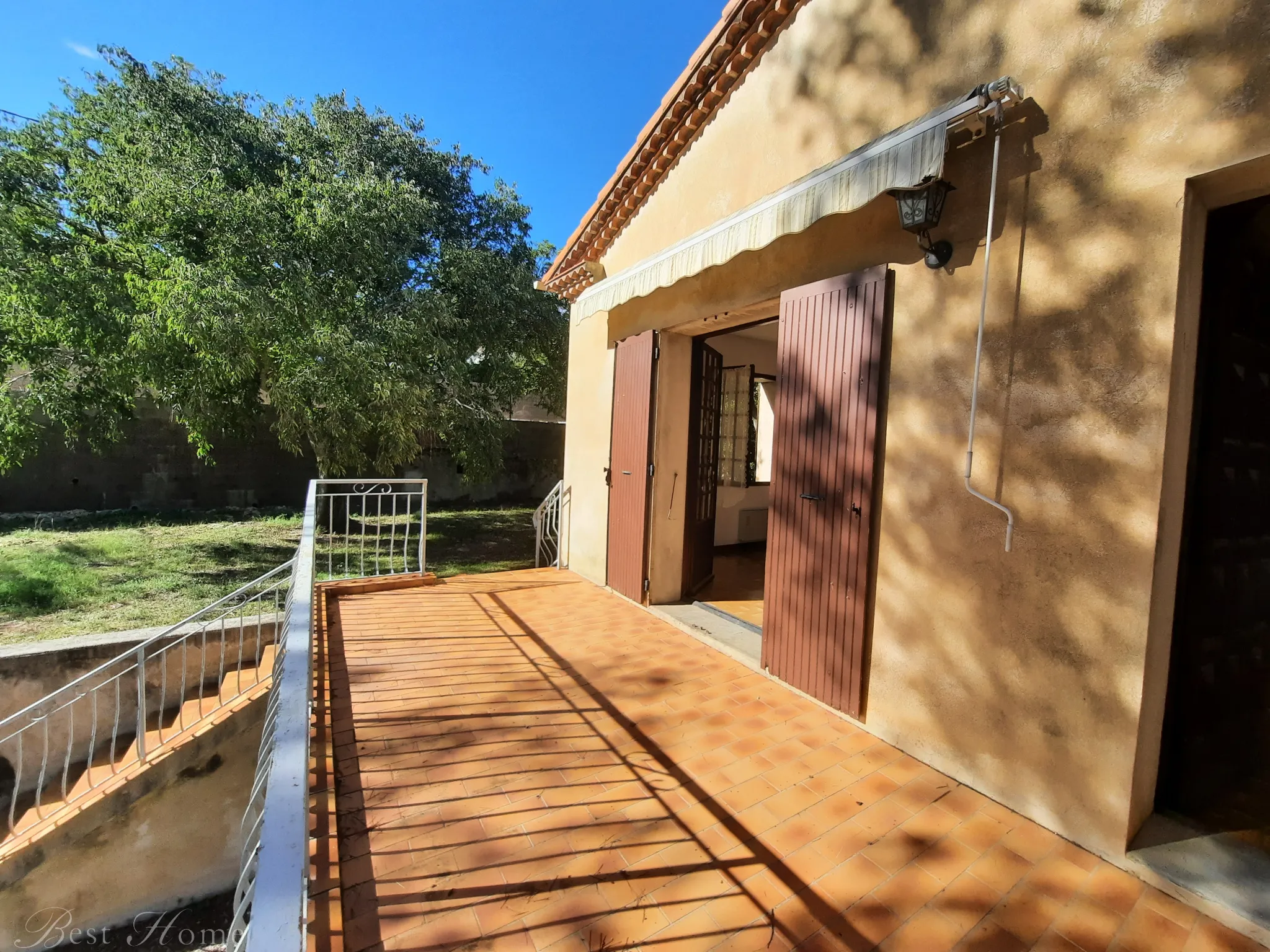 Maison à vendre NIMES colline, sur environ 1000 m2 de jardin 