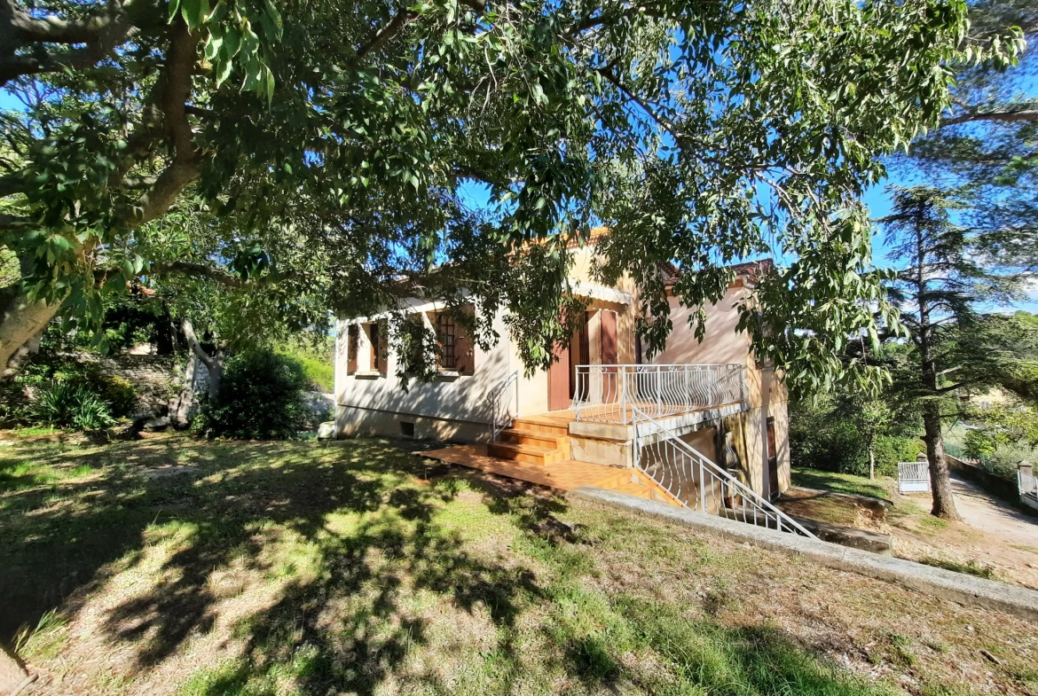 Maison à vendre NIMES colline, sur environ 1000 m2 de jardin 