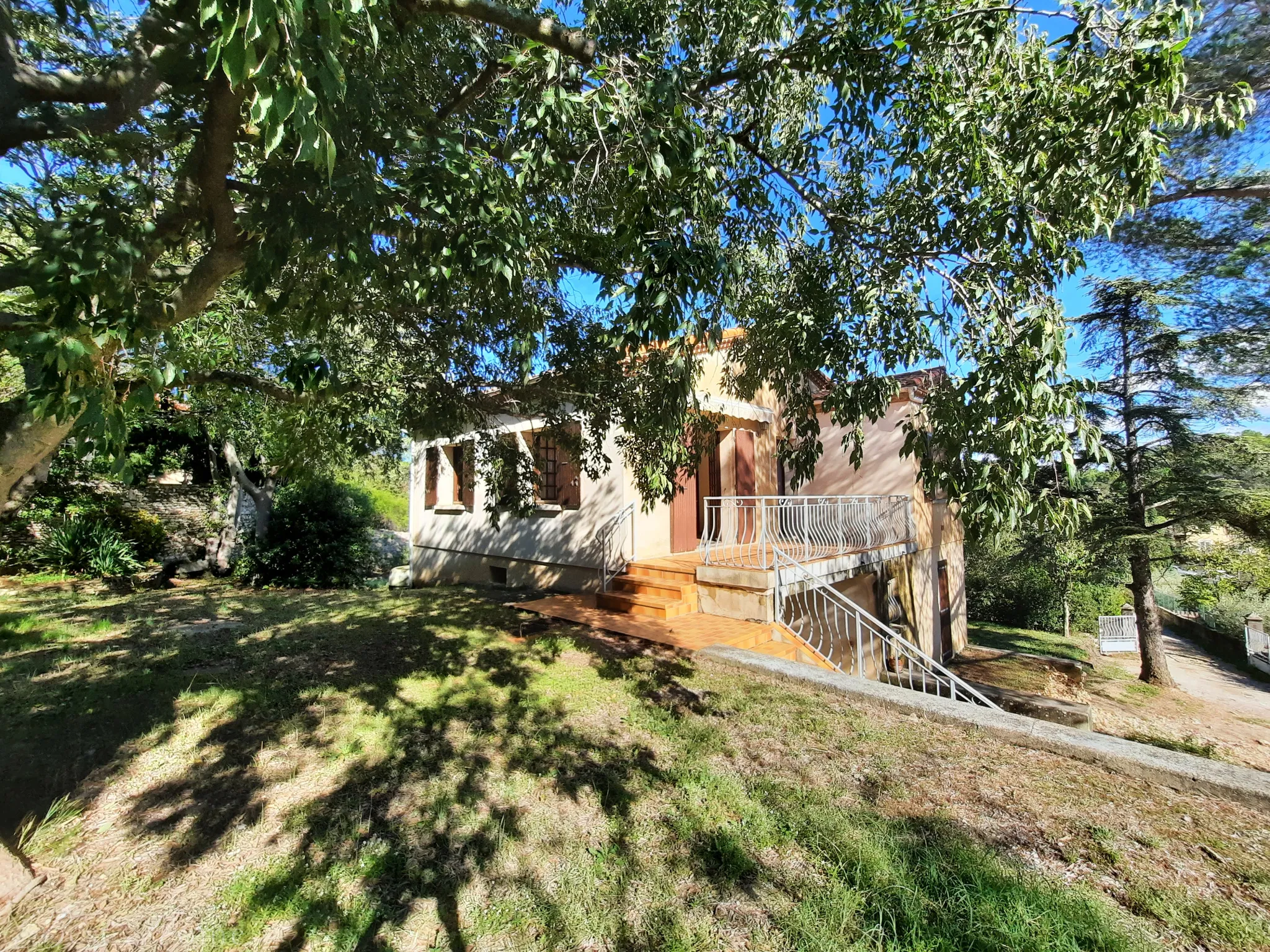 Maison à vendre NIMES colline, sur environ 1000 m2 de jardin 