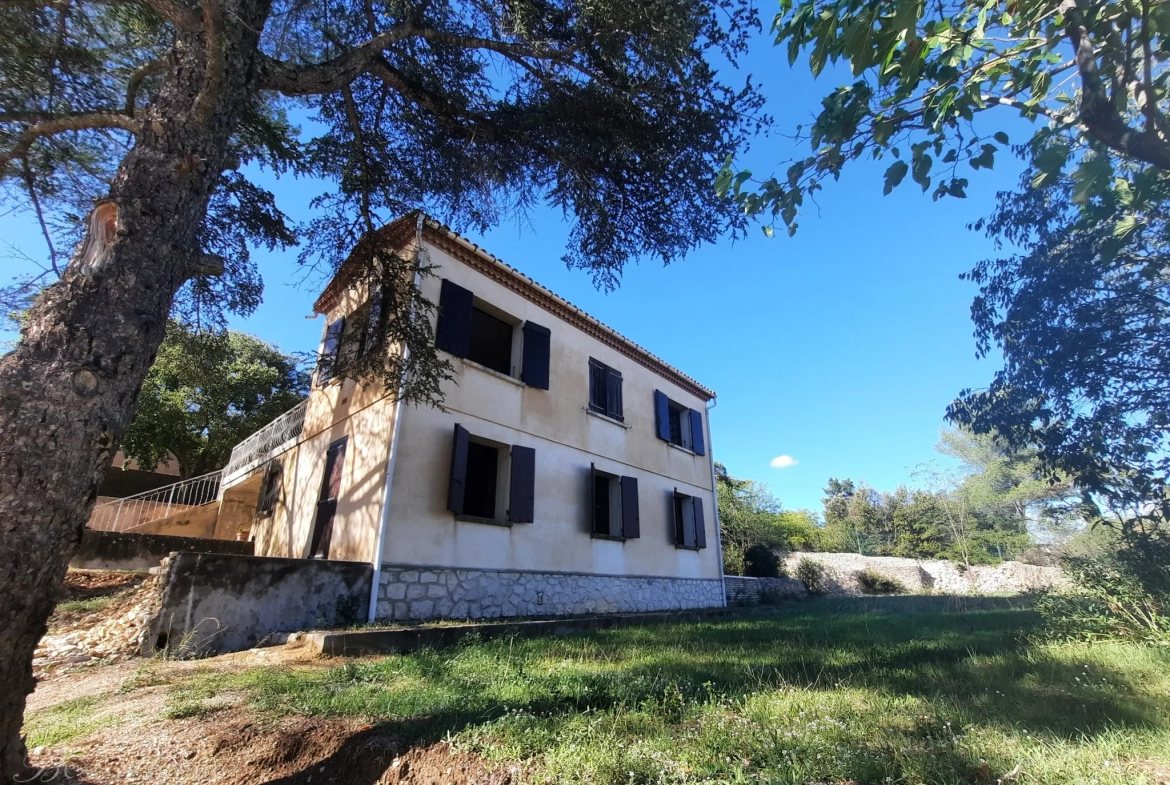 Maison à vendre NIMES colline, sur environ 1000 m2 de jardin 