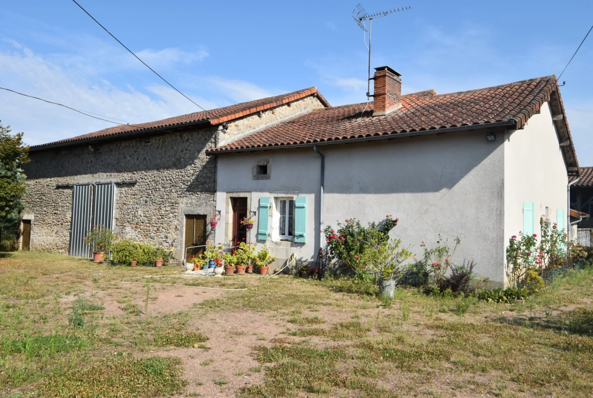 Maison en pierre de plain pied avec grange sur 2 ha de terrain 