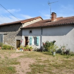 Maison en pierre de plain pied avec grange sur 2 ha de terrain