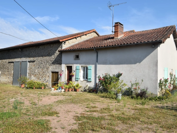 Maison en pierre de plain pied avec grange sur 2 ha de terrain