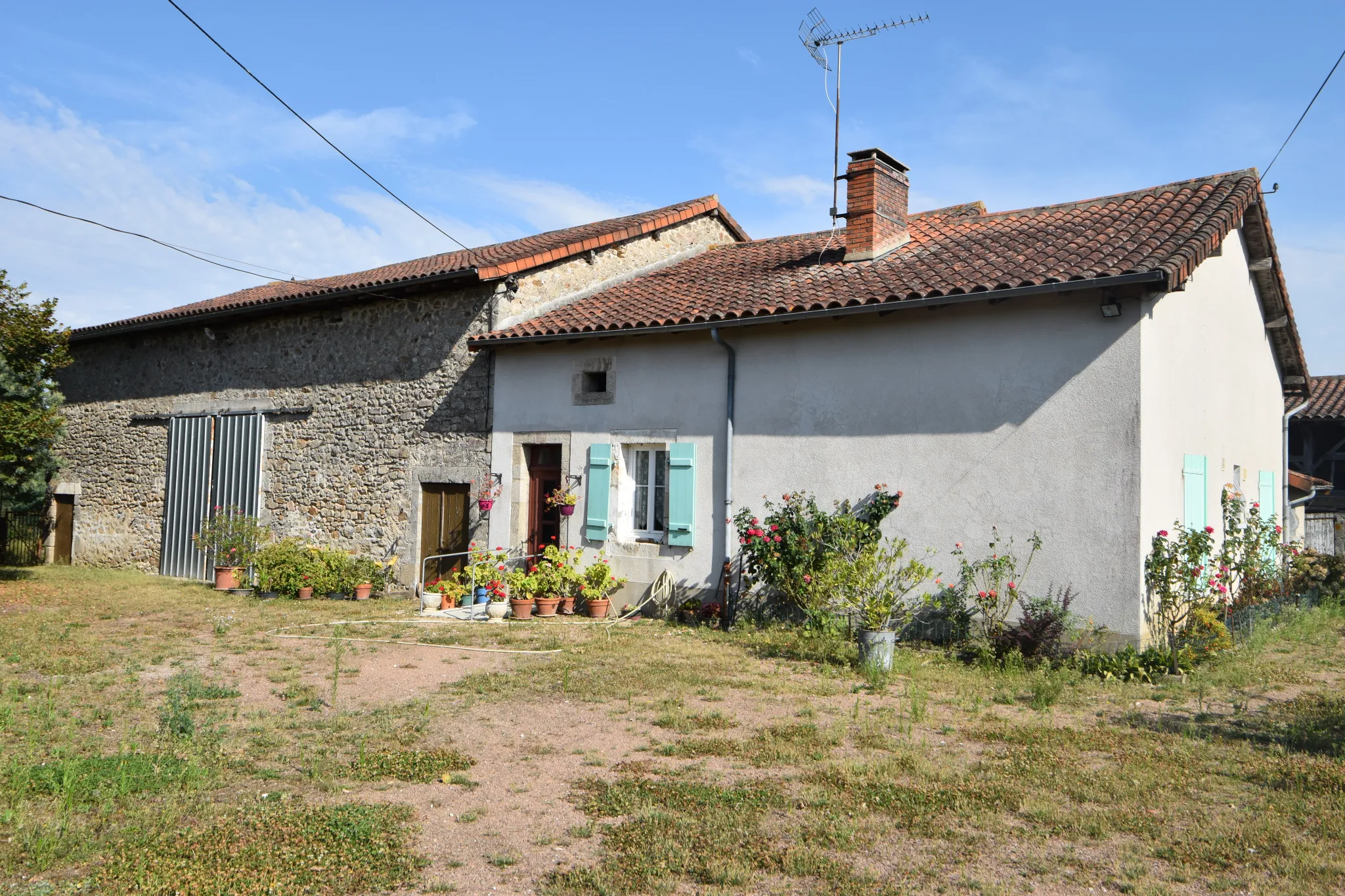 Maison en pierre de plain pied avec grange sur 2 ha de terrain 