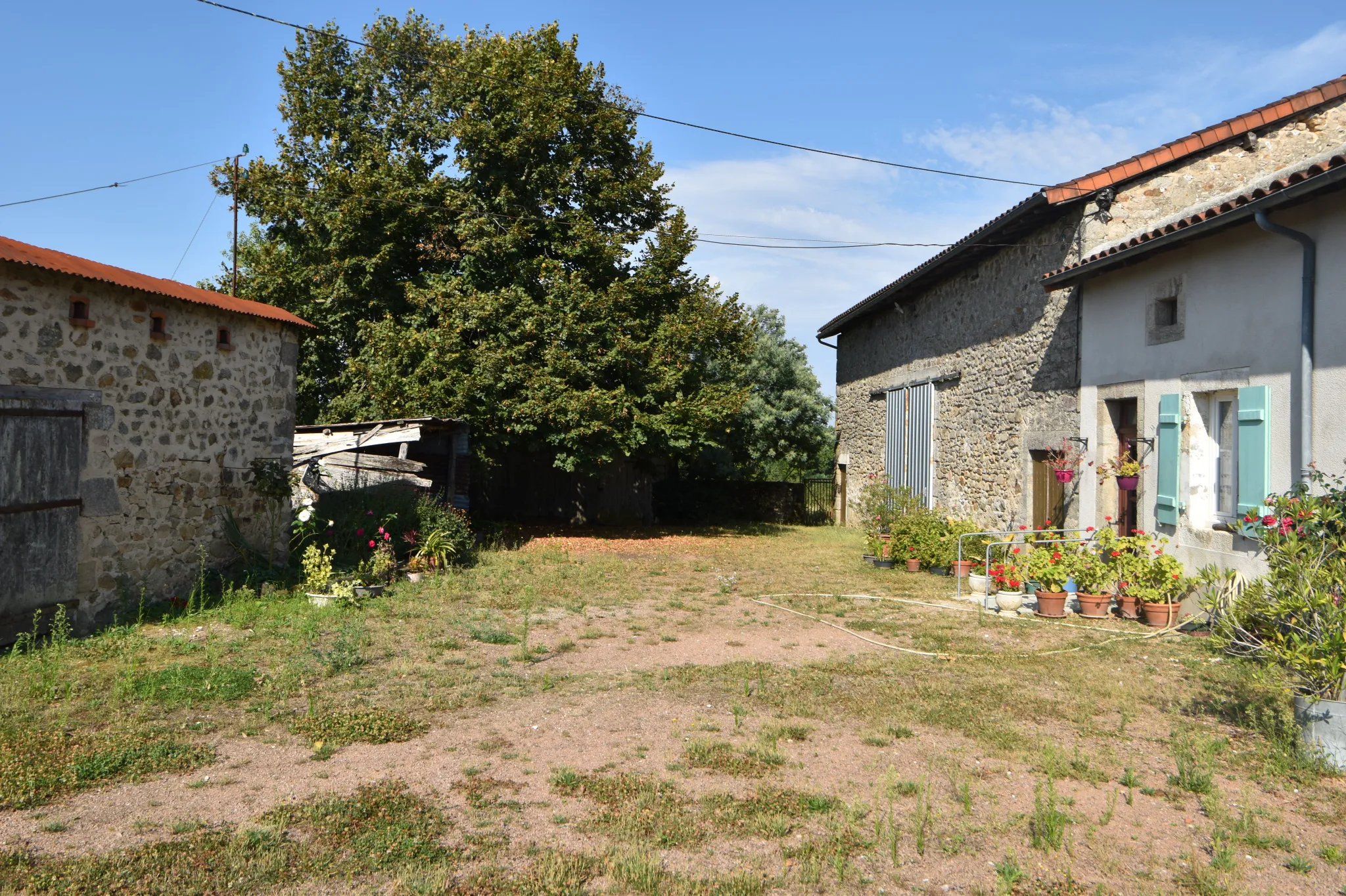 Maison en pierre de plain pied avec grange sur 2 ha de terrain 