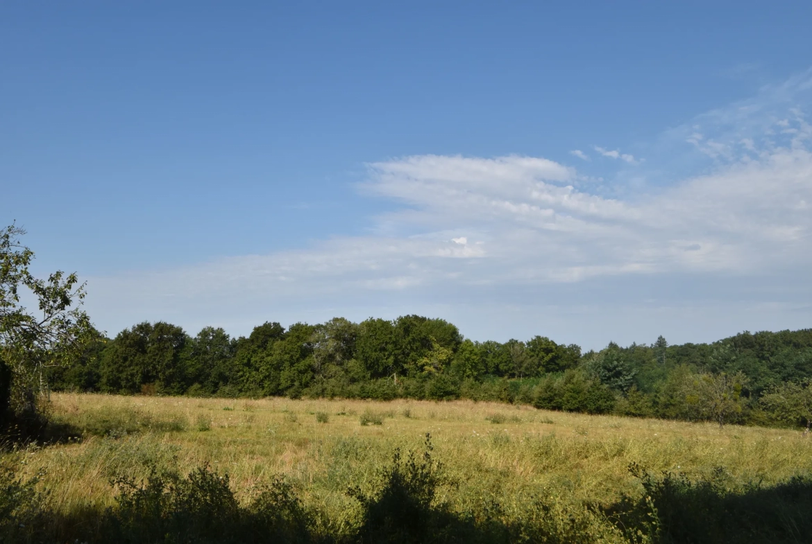 Maison en pierre de plain pied avec grange sur 2 ha de terrain 