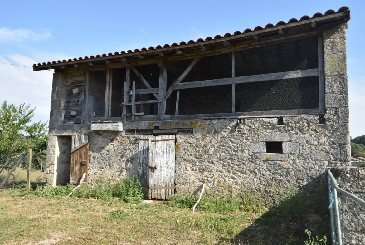 Maison en pierre de plain pied avec grange sur 2 ha de terrain 