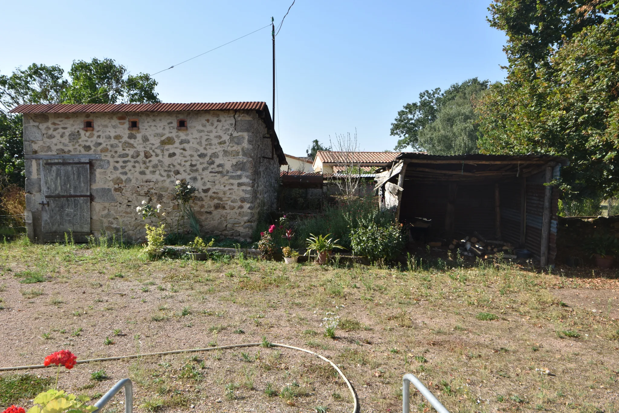 Maison en pierre de plain pied avec grange sur 2 ha de terrain 