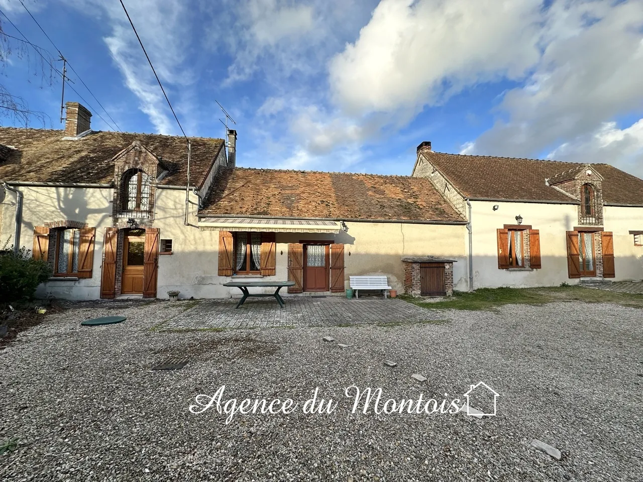 Charmante fermette à Bray sur Seine avec jardin et garages 