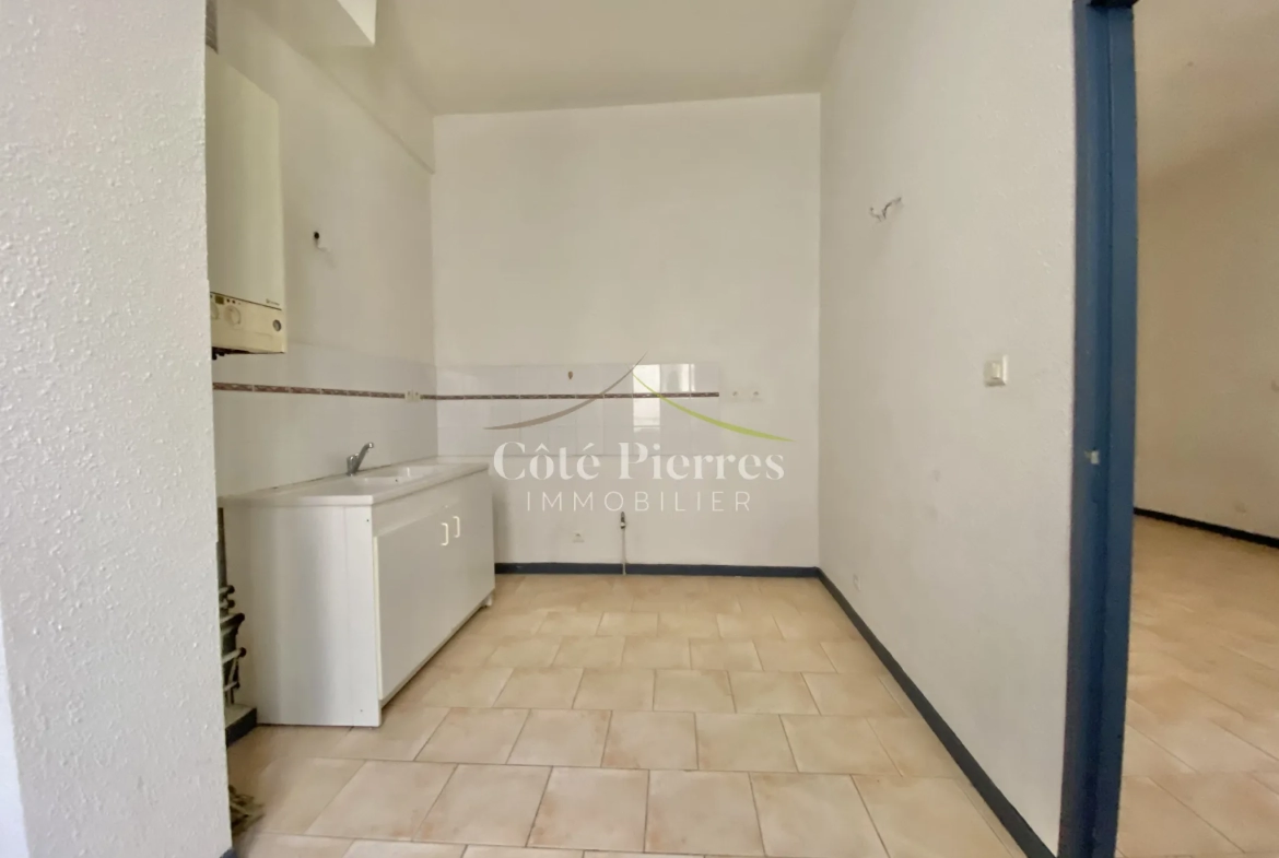 Appartement T3 avec belles hauteurs sous plafond à Beaucaire 