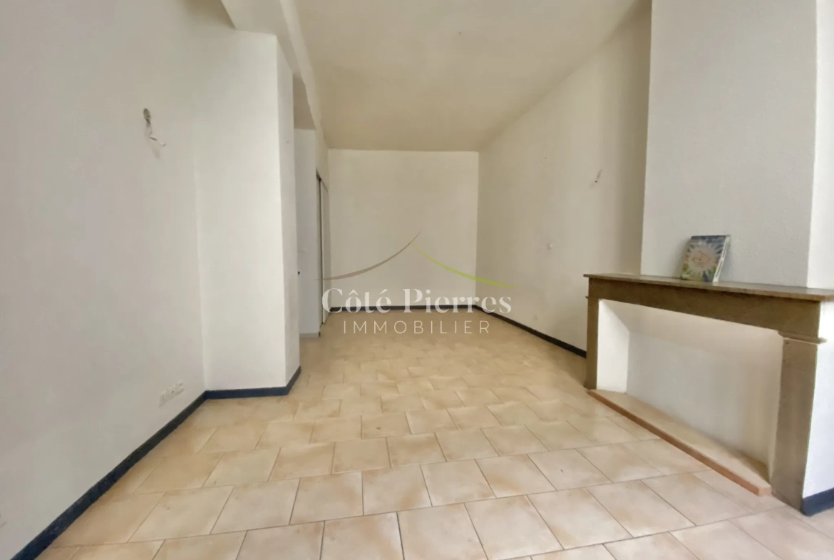 Appartement T3 avec belles hauteurs sous plafond à Beaucaire 