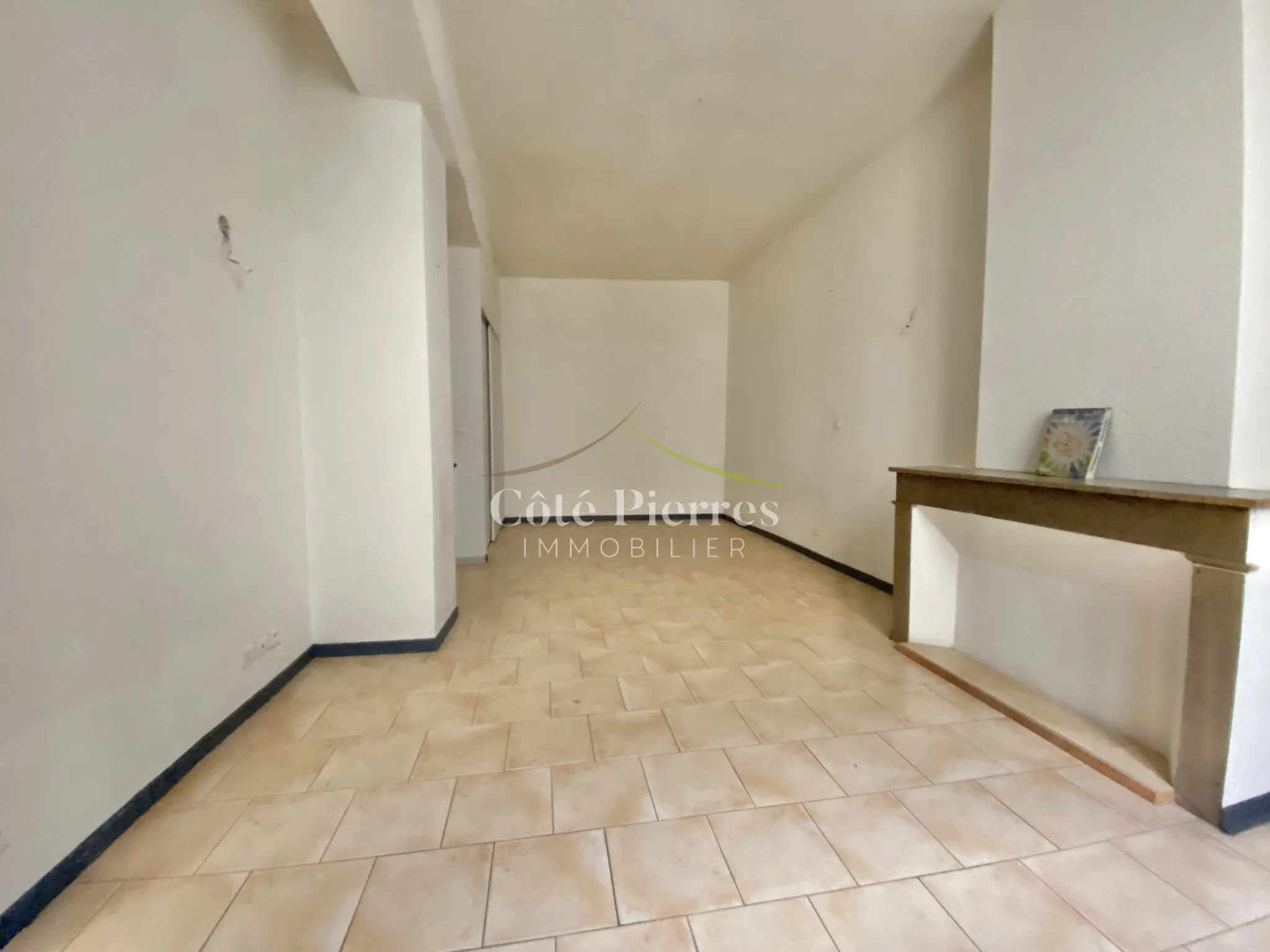 Appartement T3 avec belles hauteurs sous plafond à Beaucaire 