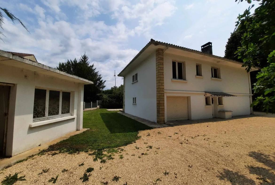 Maison à Sauveterre La Lémance - Belle maison avec grand parc ombragé 