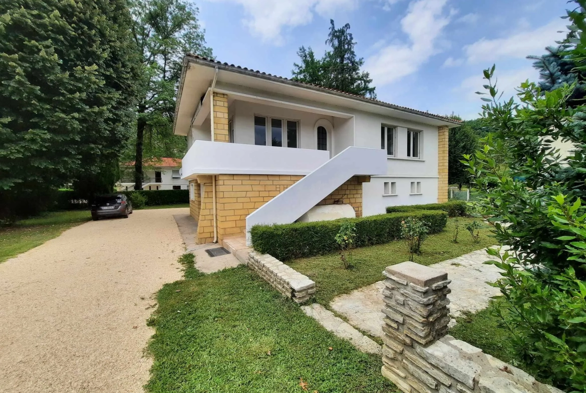 Maison à Sauveterre La Lémance - Belle maison avec grand parc ombragé 