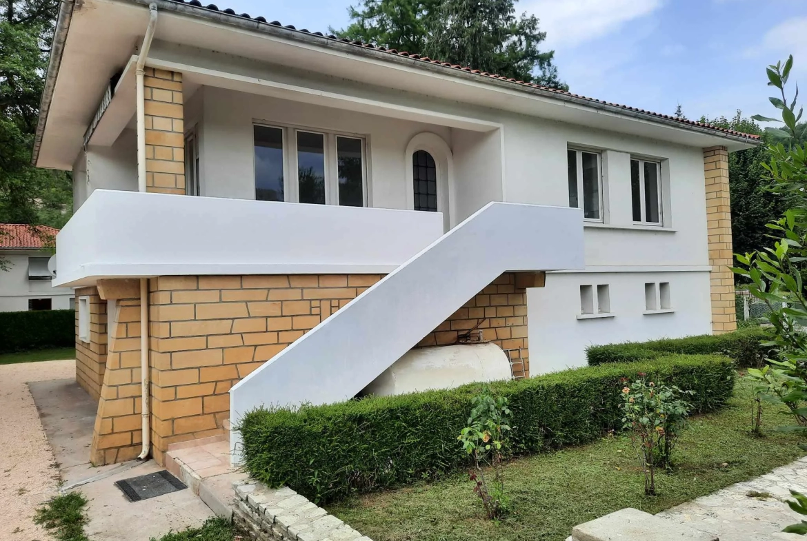 Maison à Sauveterre La Lémance - Belle maison avec grand parc ombragé 