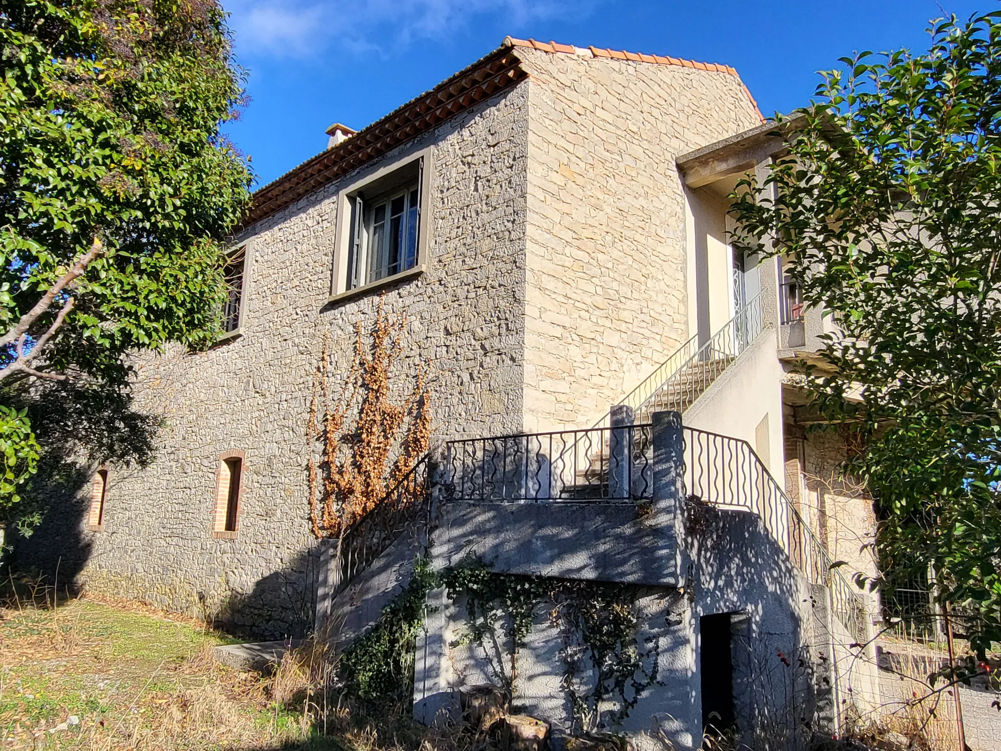 Charming Vineyard House for Sale in Sommières with Garage 