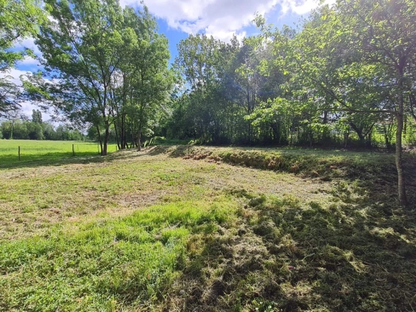 Agréable terrain de loisirs au bord du Lay