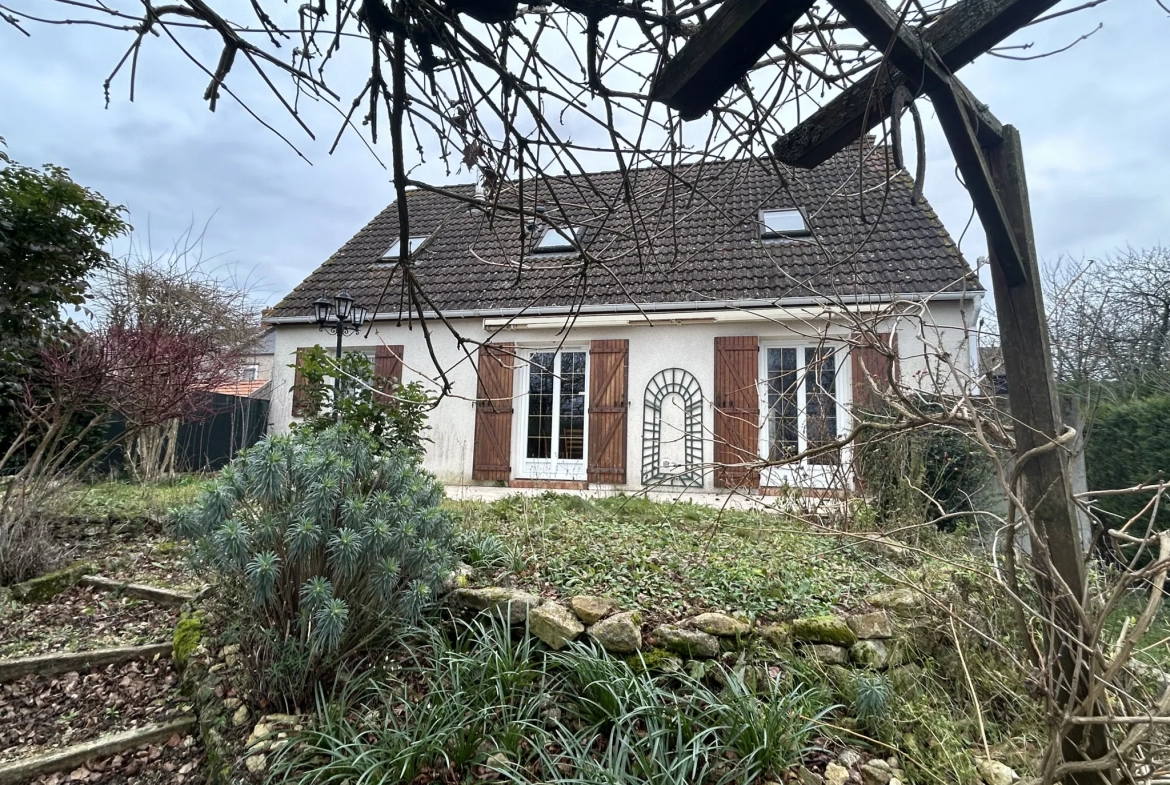 Maison à Sermaises avec 4 chambres et garage 