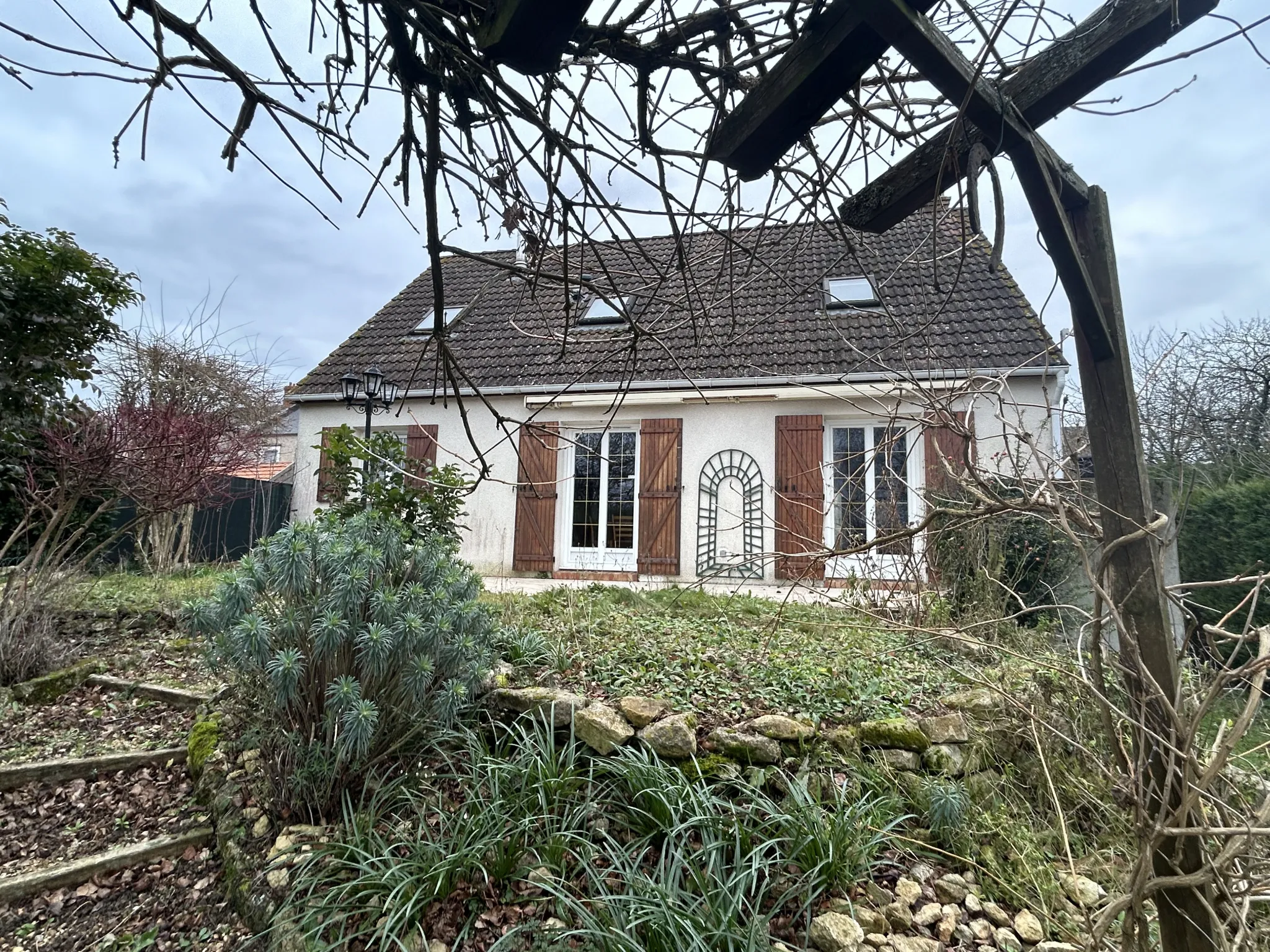 Maison à Sermaises avec 4 chambres et garage 